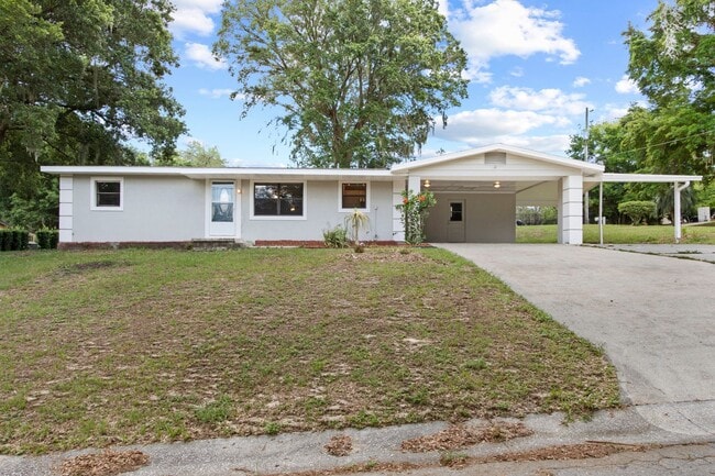 Fruitland Park 4/2 w/ Covered Patio - Fruitland Park 4/2 w/ Covered Patio House