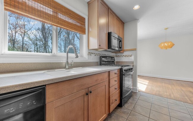 Photo - For Rent. 4 Bedrooms