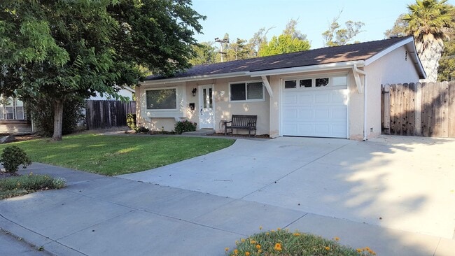 Building Photo - 3 Bedroom with Fenced Yard in Laguna Lake