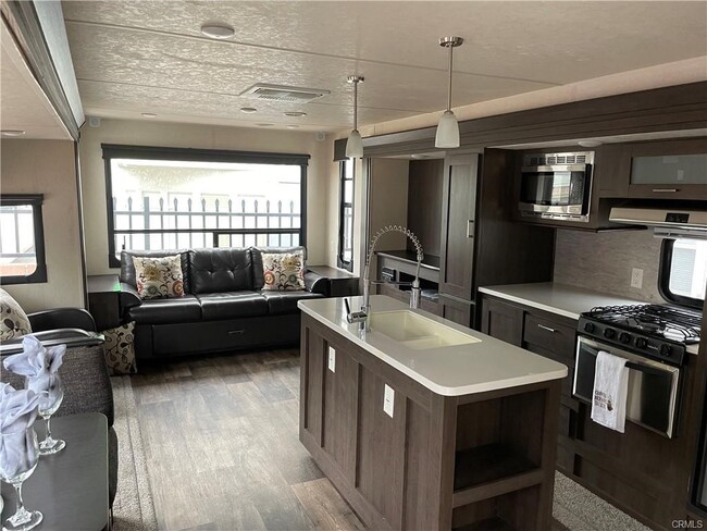 Building Photo - 793 E 47th St Unit 793 Rental