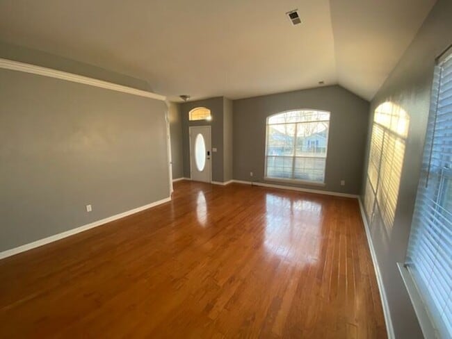 Photo - Fenced Yard!