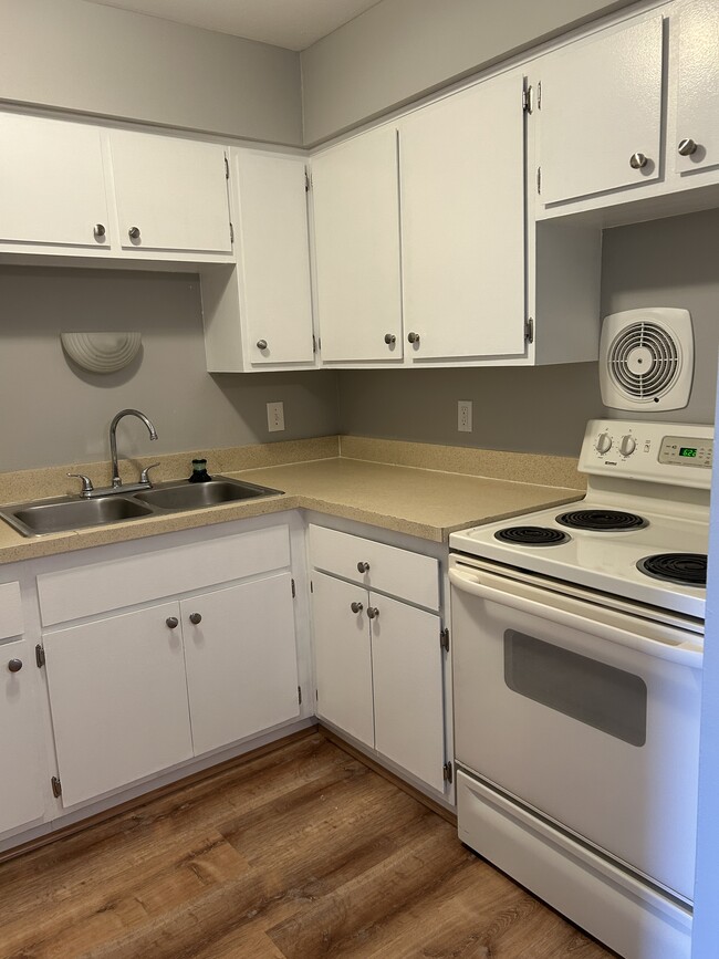 Building Photo - 1830 Axtell Dr Unit 4