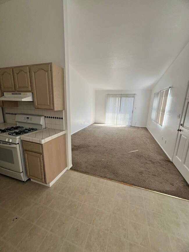 Building Photo - Midtown Ventura - Spacious one bedroom, one bath single level apartment