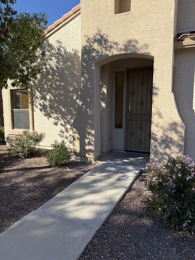 Building Photo - 2600 E Springfield Pl