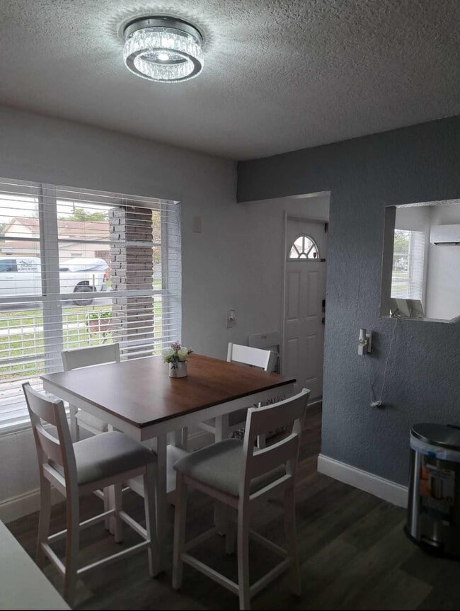 Photo - 740 SW 10th St