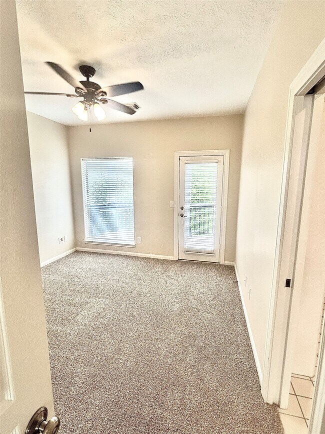 Building Photo - 807 Kipp Ave Unit C