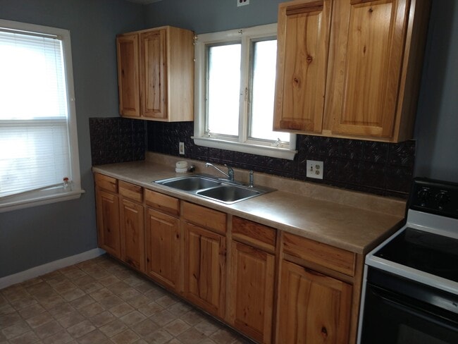 Building Photo - 526 Universal Ave