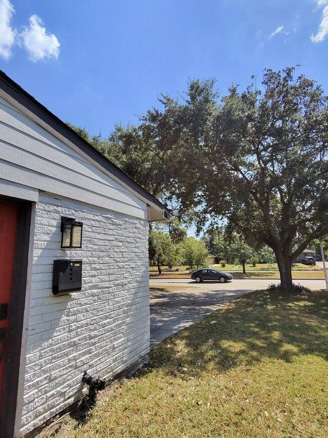 Photo - 5810 W Bellfort Ave Unidad Efficiency