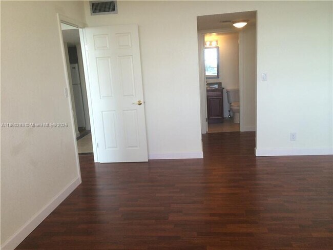 Photo - 2025 NE 164th St Unidad 901 Rental