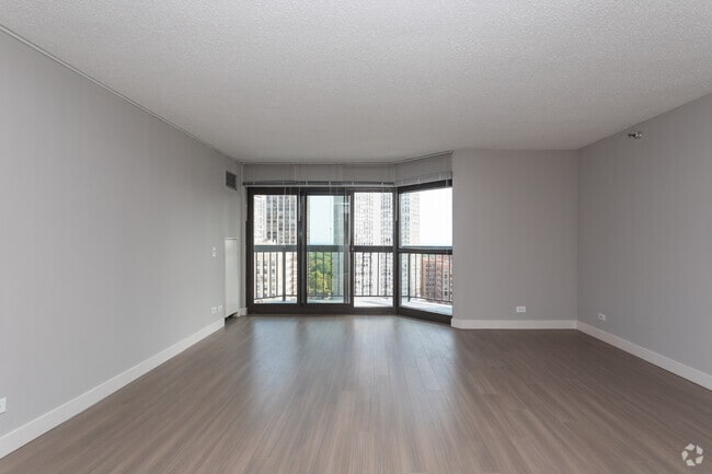 Photo - 2555 N Clark St