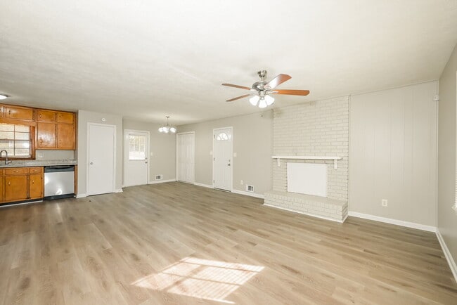 Photo - 6490 Executive Dr