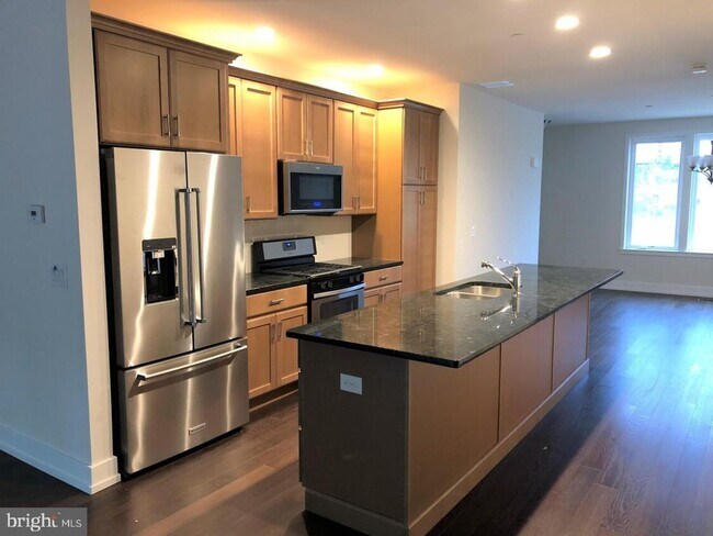 Photo - 805 Lakeview Ct