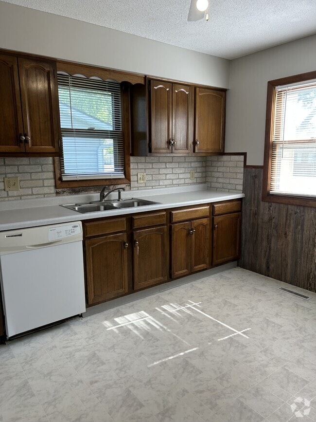 Building Photo - 2305 Maple Blvd Rental