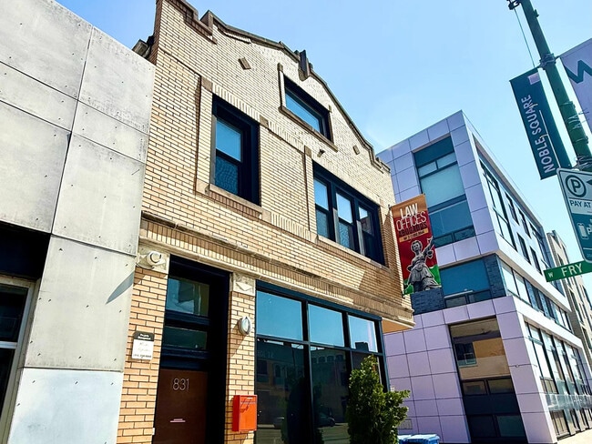 Building Photo - 831 N Ashland Ave Unit 2