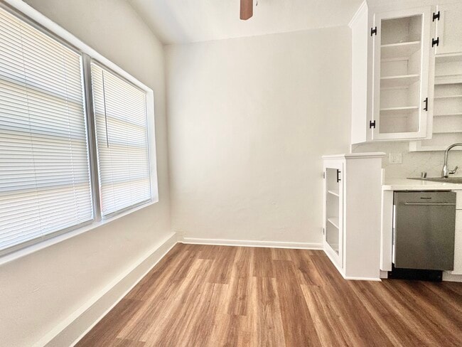 Photo - 800 N Las Palmas Ave Unit 406