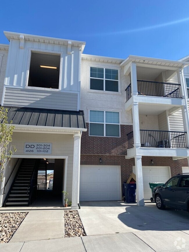 Building Photo - Gorgeous Modern Home! Unit 301