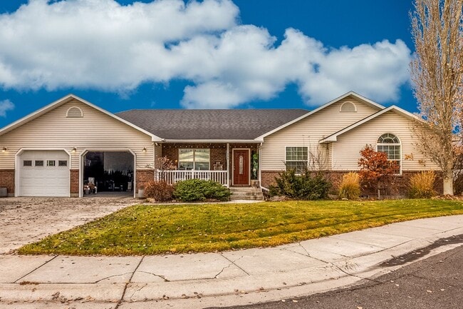 Building Photo - 3 Bedroom 2 bath home in Sugar City Idaho 2 stall garage in awesome neighborhood