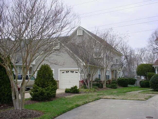 Building Photo - VERY NICE END UNIT TOWNHOME