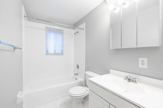 1BR, 1BA - 600SF - Bathroom