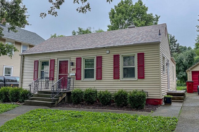 Photo - 807 W John St