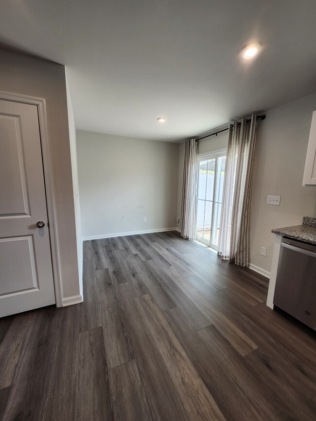 Photo - 116 Forthside Wy