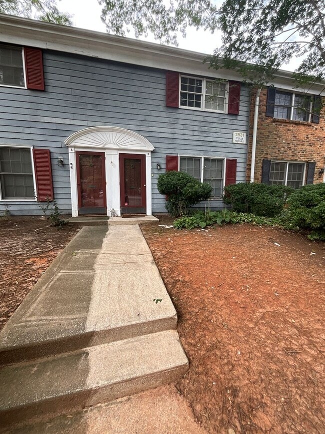 Building Photo - Beautiful 2 Bed 2.5 Bath Townhouse!