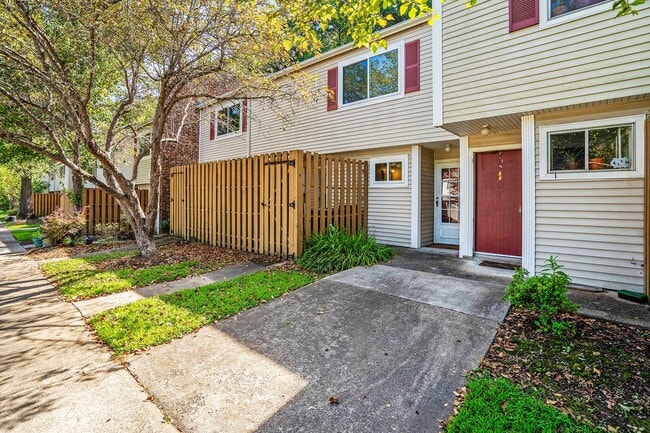 Photo - AVAILABLE NOW!! 2 Bedroom 2.5 Bathroom Townhome - Furnished! Unidad A9