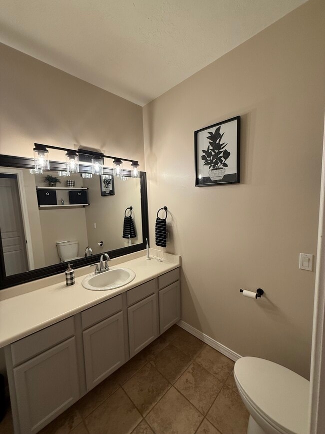 Photo - 998 Shetland Ln