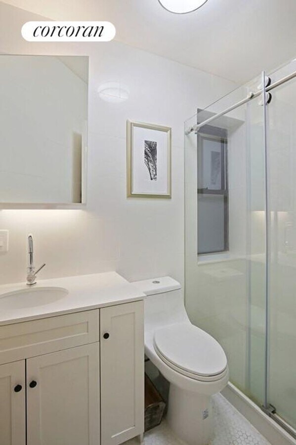 Photo - 256 W 15th St