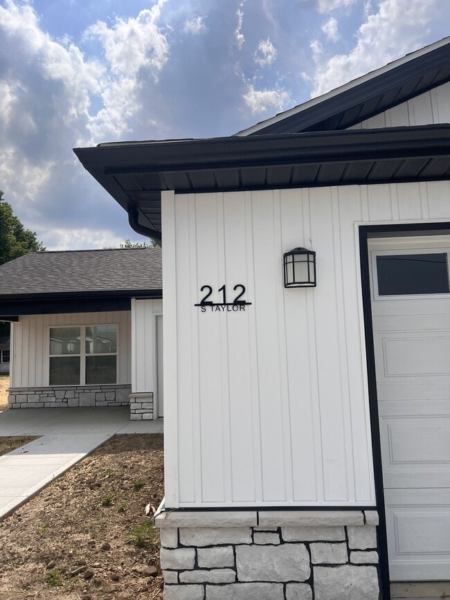 Photo - 212 Taylor St