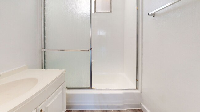 Photo - 821-827 Glenway Dr