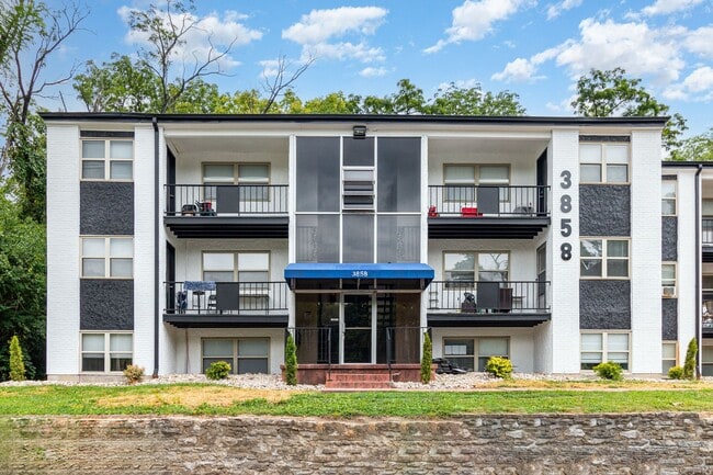 Building Photo - Washington Court Apartments Unit 3850-02 ( 2)