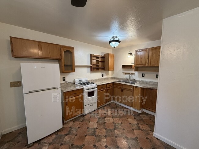 Photo - 422 W 17th St