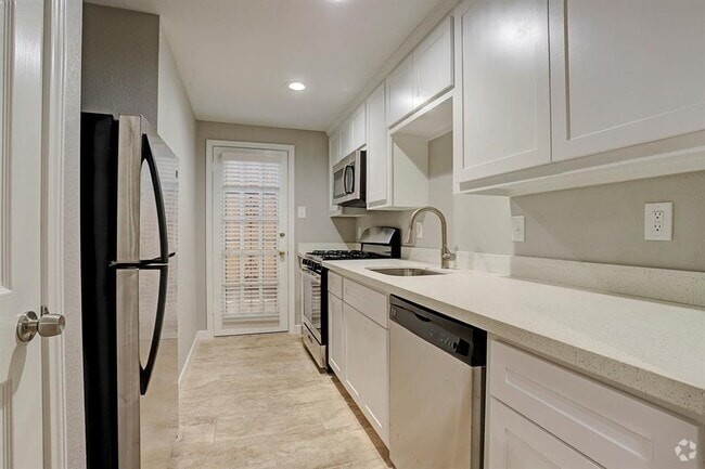Building Photo - 2647 Greenbriar Dr Unit 1 Rental