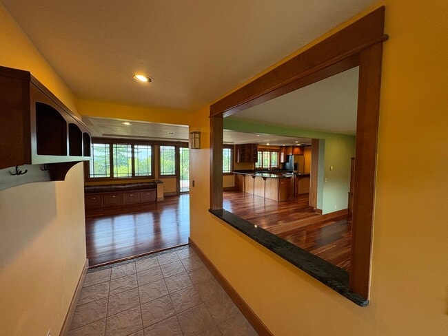 631 W Crestline Dr