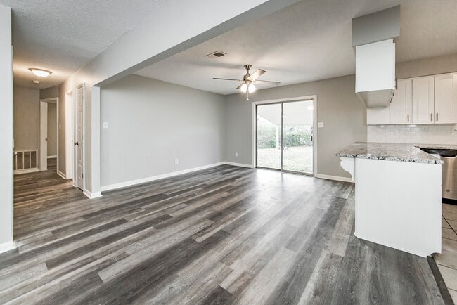 Photo - 17 Chalet St