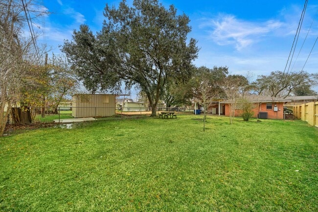 Building Photo - 712 Damon St