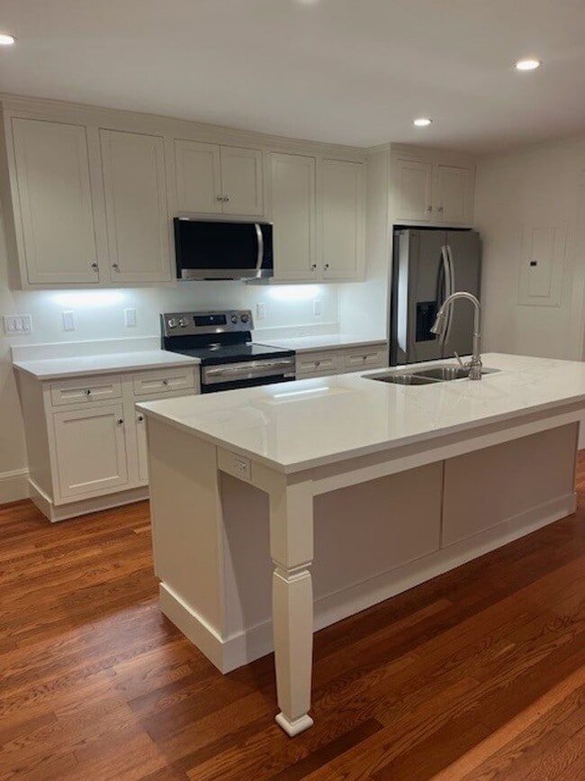 555 W 6th St Unit 4