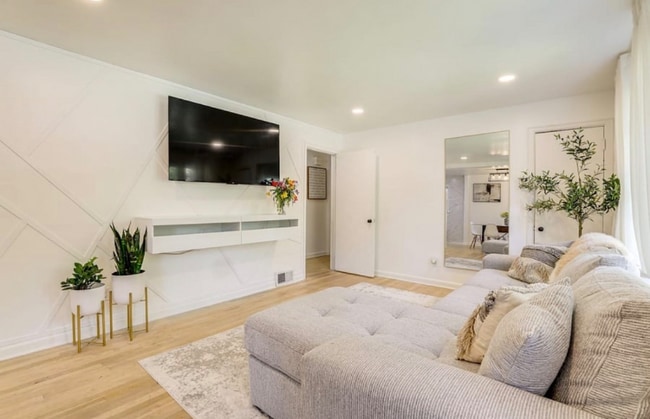 Photo - 964 Scott Cir