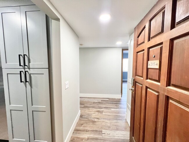 Building Photo - Spacious 2 Bedroom, 2 Bath Condo in Desira...