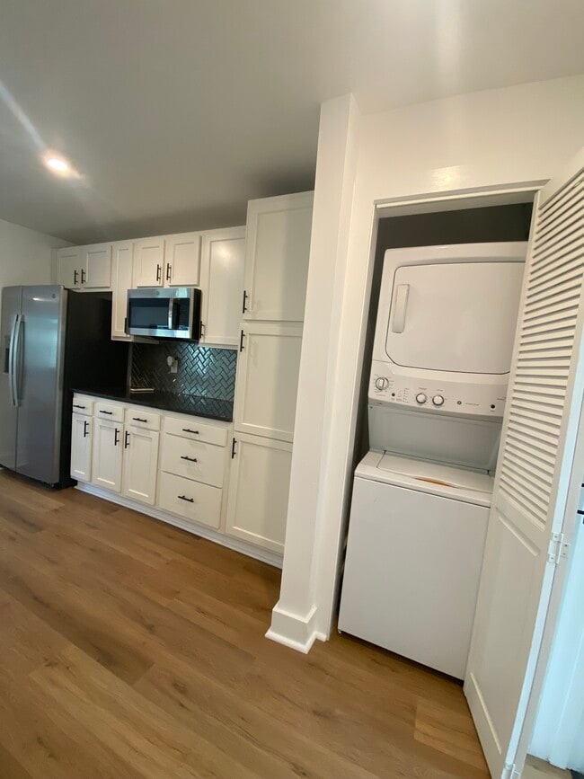 Coffee bar and in unit laundry! - 3041 Cleinview Ave Unit #2