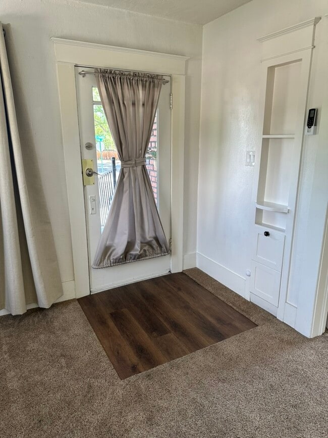 Photo - 609 W 11th St Unit A