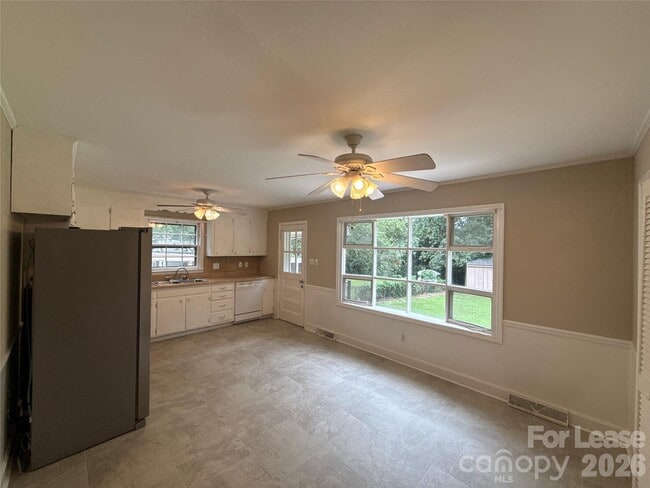Photo - 1427 Churchill Dr