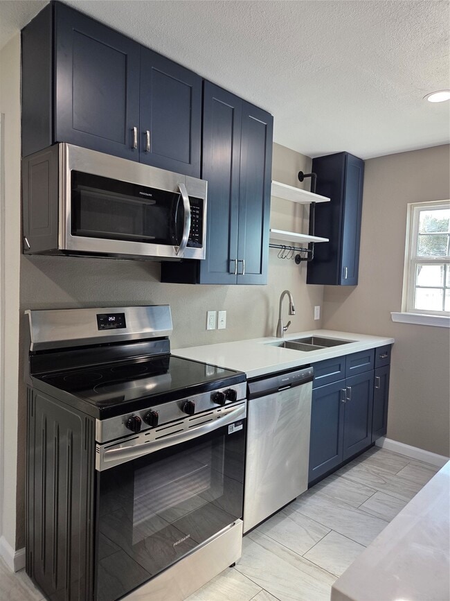 Building Photo - 619 13th St Unit 1