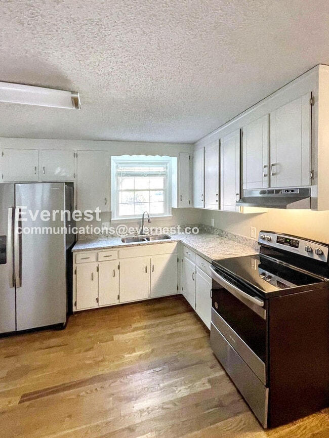 Photo - 206 E Hillcrest Dr