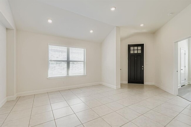 Photo - 1008 Sundrops St