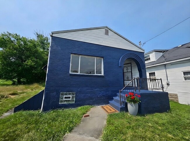 Building Photo - 2Bed/1Bath Single Family Home in Clairton