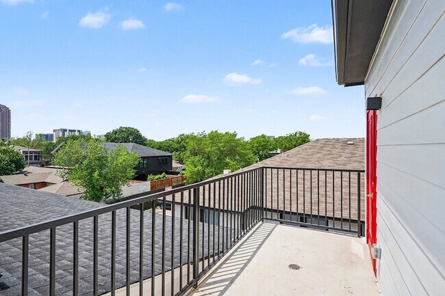 Photo - 2217 N Fitzhugh Ave Unit 303