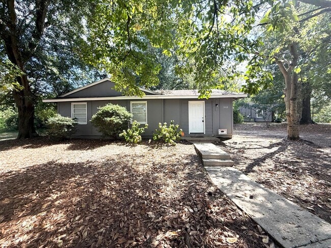 Building Photo - ** 3 bed 1 bath located in Forest Hills **... Rental