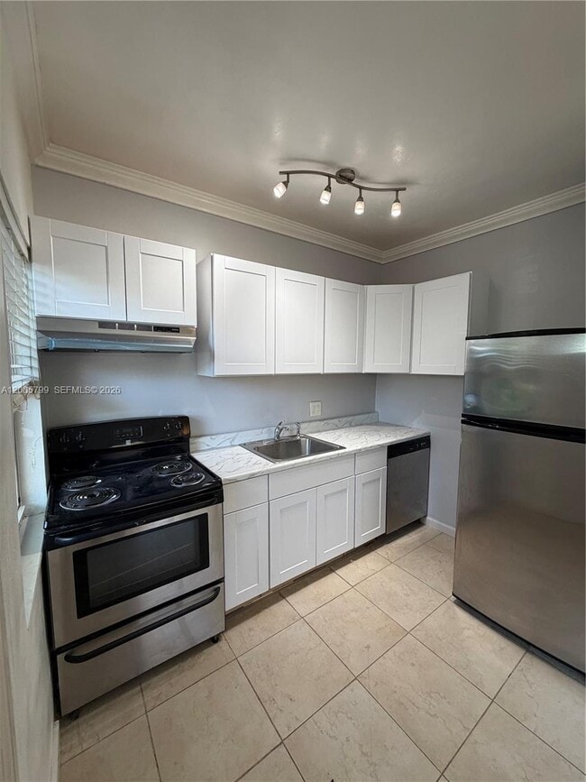 Building Photo - 115 NE 14th Ave Unit 2